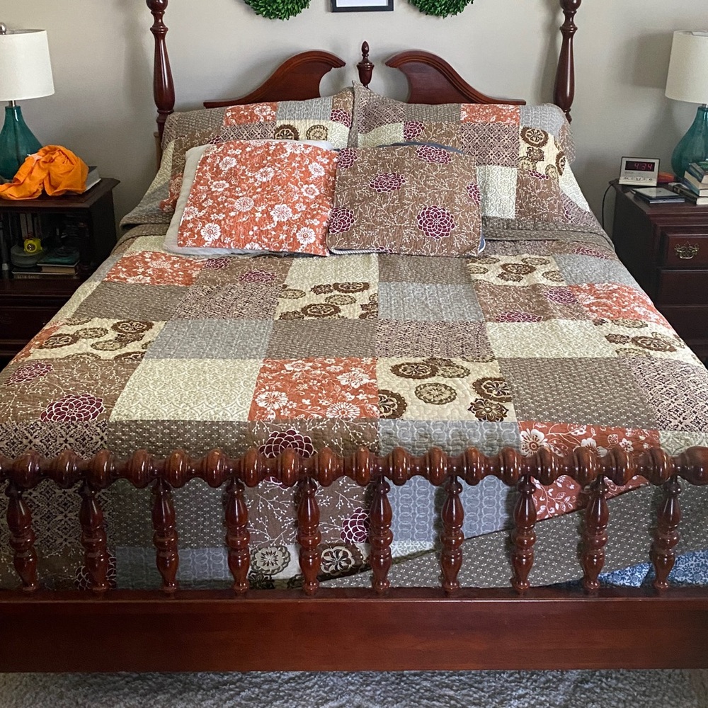 King size cotton quilt two shams two square pillows